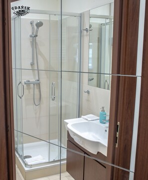 Deluxe Apartment | Bathroom | Shower, towels - Gdansk Apartments Piwna 66 (Gdansk)