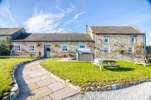 Front of property - Lowfield Farm Holiday Cottages (Bakewell)