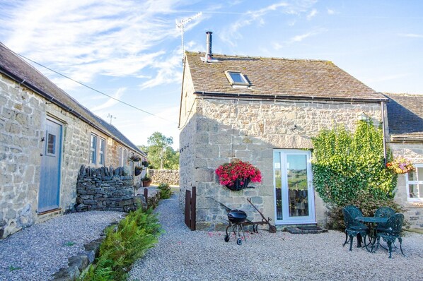 Cottage | Courtyard view - Lowfield Farm Holiday Cottages (Bakewell)