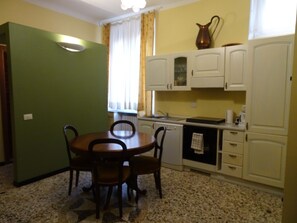 Dining - Casa Costa Classica one step away from the station, port and aquarium (Genova)