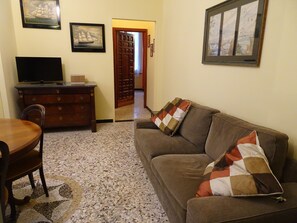 Living area - Casa Costa Classica one step away from the station, port and aquarium (Genova)