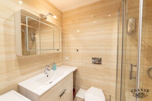 Apartamento família | Banheiro | Chuveiro, toalhas de banho