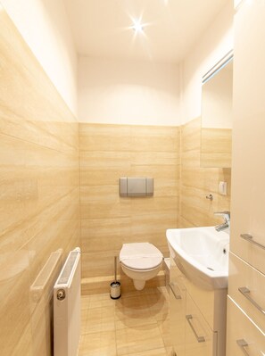 Family Apartment | Bathroom | Shower, towels - Gdansk Apartments Piwna 14 (Gdansk)