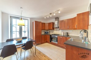 Familjelägenhet | Eget kök | Mikrovågsugn, ugn, spishäll och vattenkokare