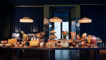 Petit déjeuner buffet (15 EUR par personne)