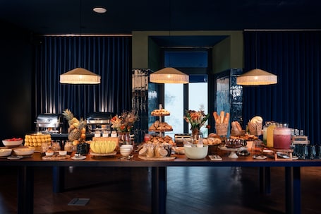 Desayuno buffet diario (EUR 15 por persona)