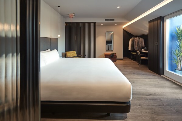 Suite, Balcony, City View | In-room safe, desk, blackout curtains, soundproofing