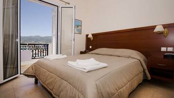 Desk, soundproofing, free WiFi, bed sheets