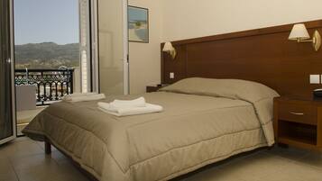 Desk, soundproofing, free WiFi, bed sheets