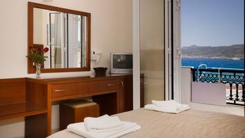 Escritorio, insonorización, wifi gratis y ropa de cama