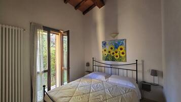 2 chambres, bureau, fer et planche Ă repasser, lit parapluie