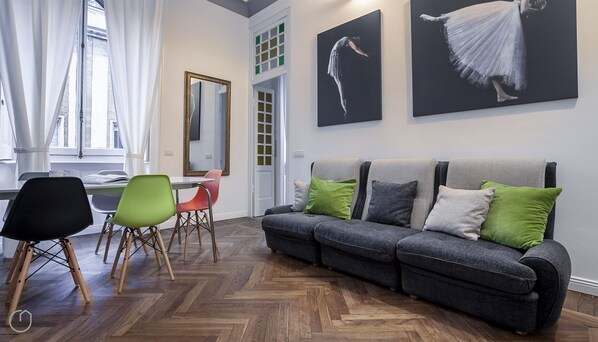 Lägenhet (2 Bedrooms) | Vardagsrum | 32-tums platt-tv med kabelkanaler och tv