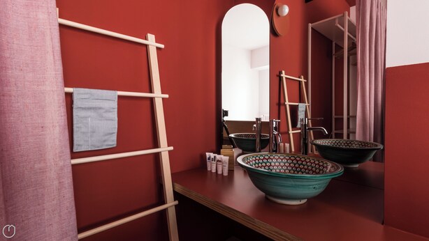 A bathroom with a wooden rack, two bowls, and a mirror. - Italianway - Bassini 31 (Milan)