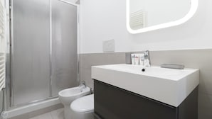 A modern bathroom with a shower, toilet, and sink. - Italianway - Corso Como 9 (Milan)