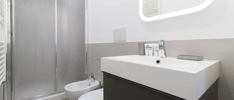Apartment (1 Bedroom) | Badezimmer | Dusche, Bidet