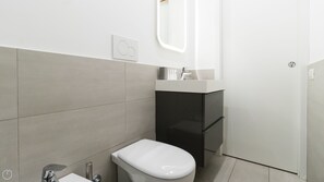 Appartement (1 Bedroom) | Badkamer | Een douche, een bidet