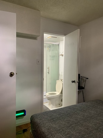 1 bedroom, WiFi, bed sheets. Private near Airport