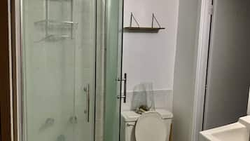 Bañera con ducha, secador de pelo, toallas, jabón