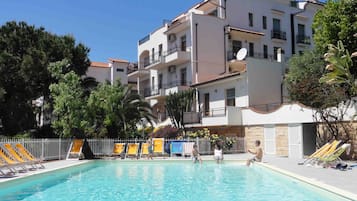 Außenpool (je nach Saison geöffnet), Liegestühle