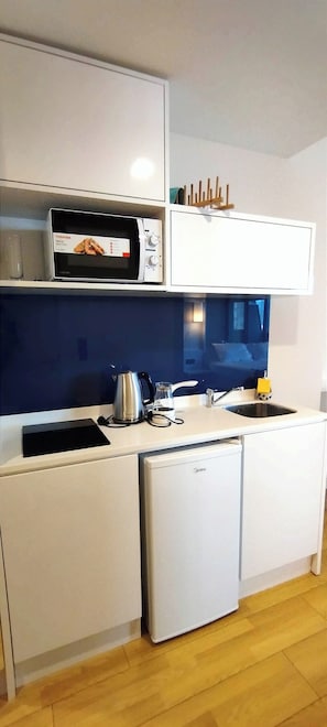 Kühlschrank, Mikrowelle, Herdplatte, Wasserkocher