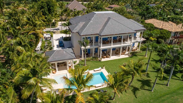 A large two-story house with a swimming pool surrounded by palm trees. - Luxury Golf View Villa in Punta Cana Resort & Club with Private Pool and Jacuzzi (Punta Cana)