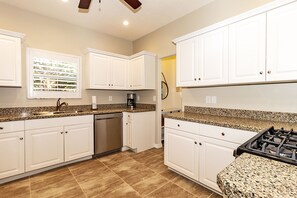 Four, plaque de cuisson, serviettes en papier