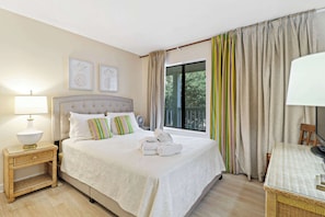 2 bedrooms, iron/ironing board, travel cot, WiFi - Coastal Calm Nature Retreat Villa on Port Royal Sound (Hilton Head Island)
