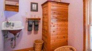 Cicely Suite-King-Suite-Private Bathroom-Mountain View | Bathroom - Huckleberry House (Cle Elum)