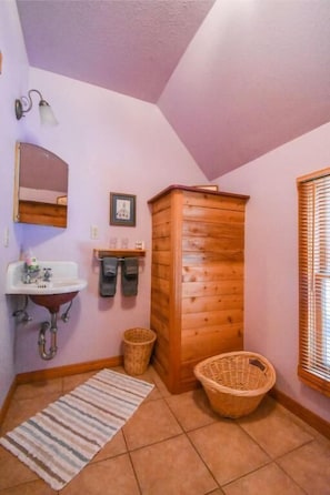 Cicely Suite-King-Suite-Private Bathroom-Mountain View | Bathroom
