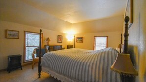 Cicely Suite-King-Suite-Private Bathroom-Mountain View - Huckleberry House (Cle Elum)