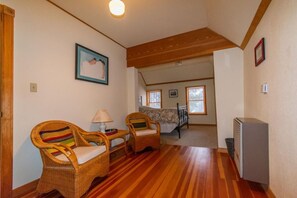 The Quinault Room-Queen-Suite-Private Bathroom-Woodland view | Individually decorated, individually furnished, free WiFi - Huckleberry House (Cle Elum)