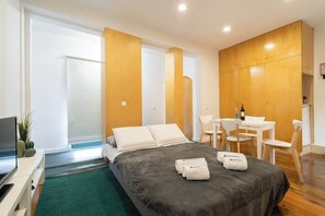 1 bedroom, iron/ironing board, travel cot, WiFi - HostWise - Elegant Fresh Apartment W Balcony (Porto)