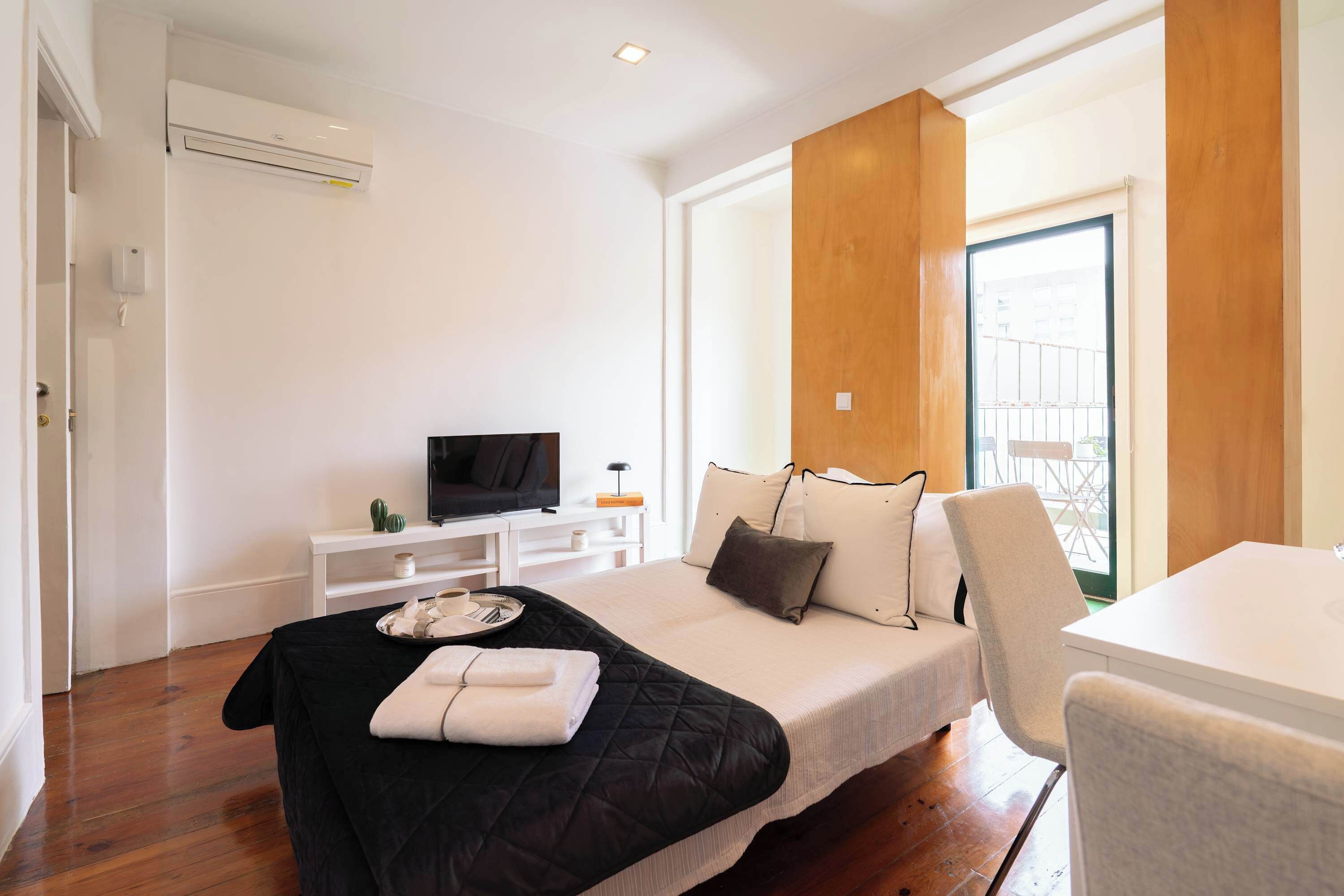 1 habitación, tabla de planchar con plancha, cuna de viaje y wifi 