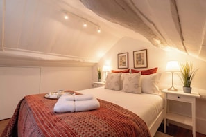 1 bedroom, iron/ironing board, travel cot, WiFi - HostWise - Elegant Fresh Apartment W Balcony (Porto)