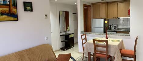 Televisie, een dvd-speler, boeken en een filmbibliotheek