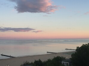 På stranden och solstolar