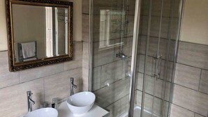 Bathroom shower - Mansfield Manor Hotel (Mansfield)
