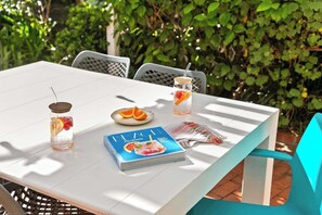 Outdoor dining - Beach Bungalow 4 with Private Outdoor Patio (San Diego)