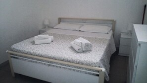 3 quartos, ferros/tábuas de passar roupa, berço de viagem