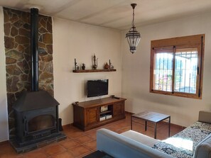 TV, fireplace - COZY RURAL HOUSE TO DISCONNECT IN FULL NATURE (ALMOGIA)