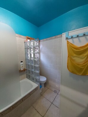 Chuveiro/banheira combinados, toalhas de banho, sabonete, shampoo