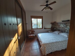 2 bedrooms, free WiFi, bed sheets - COZY RURAL HOUSE TO DISCONNECT IN FULL NATURE (ALMOGIA)