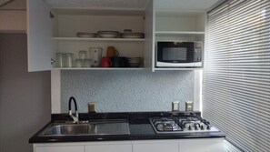 Kühlschrank, Mikrowelle, Wasserkocher mit Kaffee-/Teezubehör