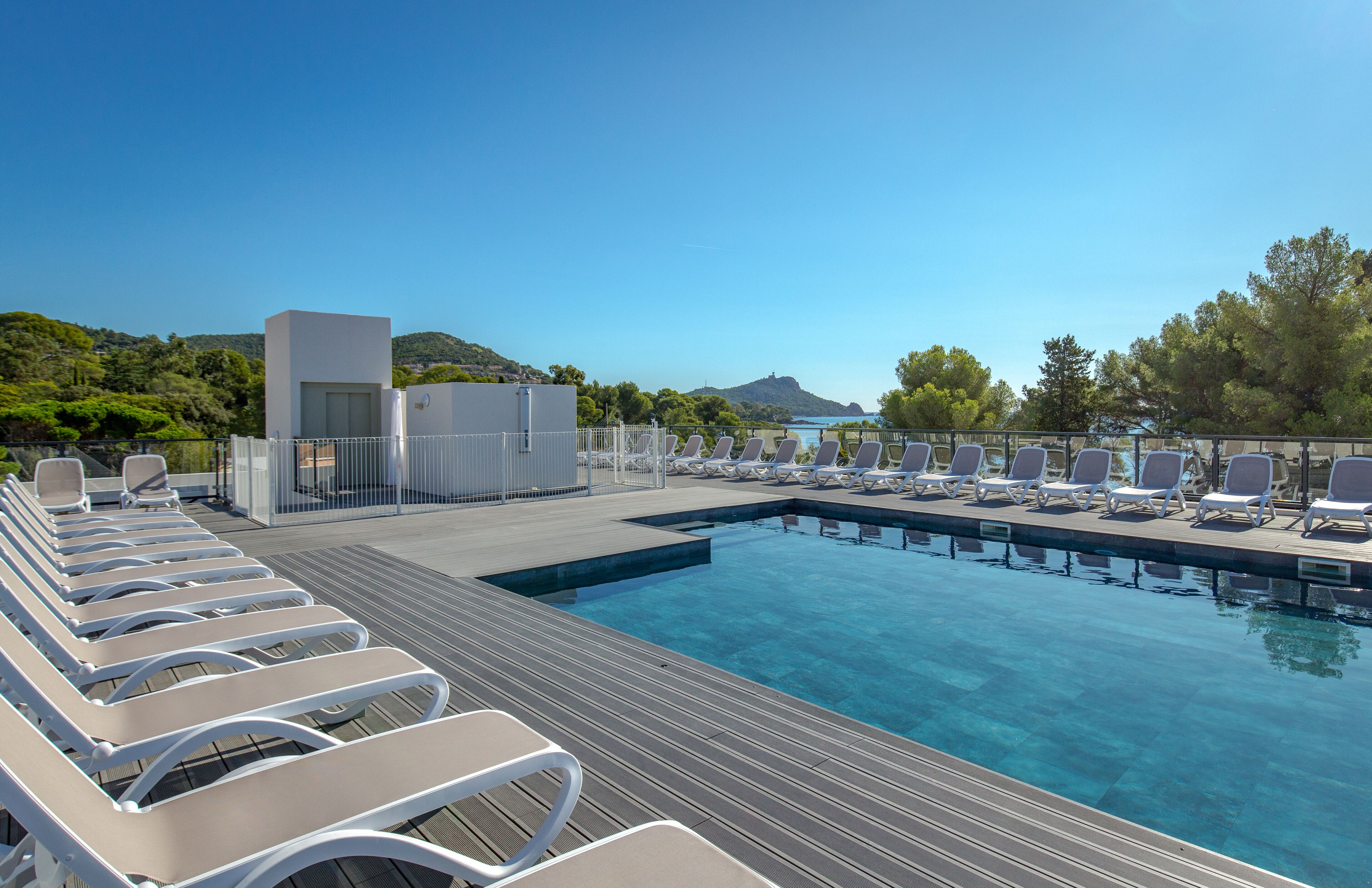 2 outdoor pools, sun loungers