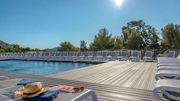 2 piscines extérieures, chaises longues