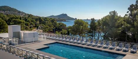 2 kolam renang outdoor, dengan kursi berjemur