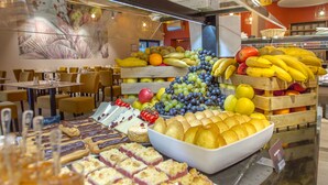 A buffet with various fruits, pastries, and bread. - SOWELL HÔTELS La Plage (Saint-Raphael)