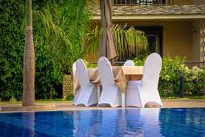 Piscina externa, funciona das 8h30 às 19h, guarda-sóis, espreguiçadeiras