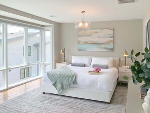 4 slaapkamers, een bureau, een strijkplank/strijkijzer, wifi