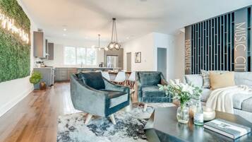 Een televisie, een stereo en een kantoor